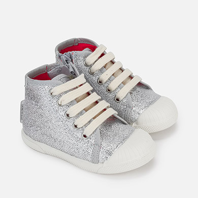 Zapatillas de niña tipo botín con brillo
