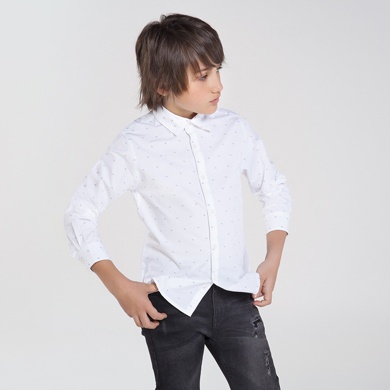 chico con camisa