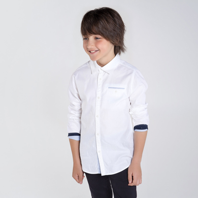 chico con camisa