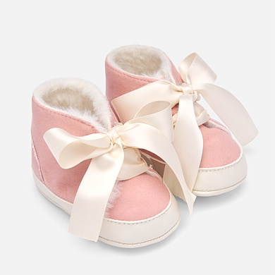 Bow booties for newborn girl