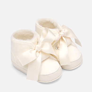 Bow booties for newborn girl