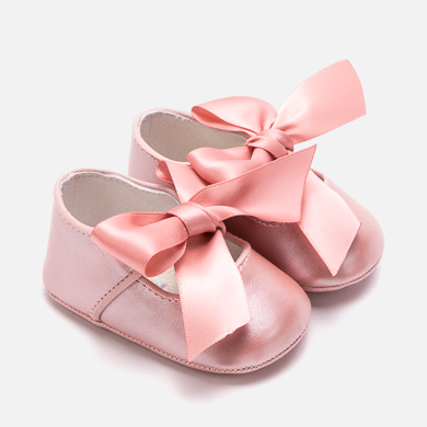 Pearl effect Mary Jane shoes for newborn girl