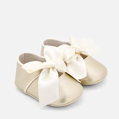 Pearl effect Mary Jane shoes for newborn girl