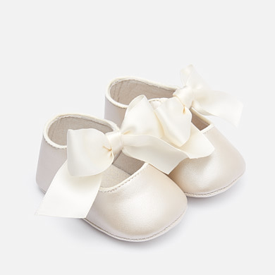 Pearl effect Mary Jane shoes for newborn girl