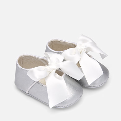 Pearl effect Mary Jane shoes for newborn girl