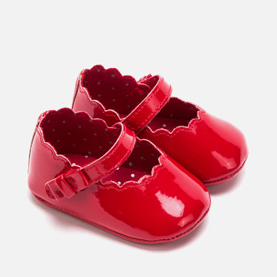 Patent leather Mary Jane shoes for newborn girl
